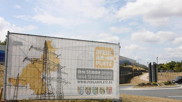 Werbebanner für die landkreisweite Protestaktion gegen neue Stromtrassen, im Bild am Standort Bad Staffelstein. Über 80 gibt es davon, eine Bestellung für weitere 30 Transparente läuft.  Foto: Popp