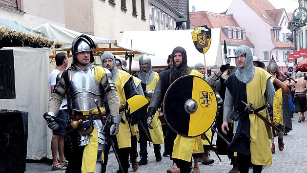 Mittelalterliche Krieger haben am Wochenende von der Herzogenauracher Innenstadt  Besitz ergriffen. Fotos: Richard S&auml;nger