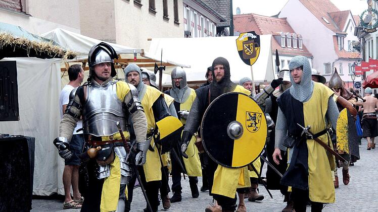 Mittelalterliche Krieger haben am Wochenende von der Herzogenauracher Innenstadt  Besitz ergriffen. Fotos: Richard Sänger