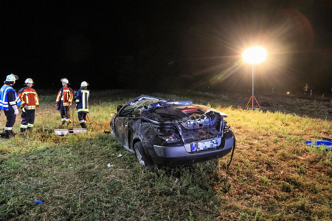 Kreis Erlangen: Cabrio überschlägt sich auf Acker mehrfach - Fahrer schwer verletzt