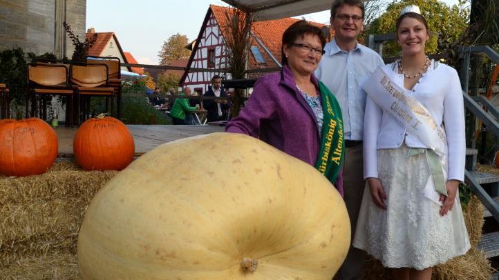 Prachtexemplare:_ Die Altendorfer Kürbiskönigin 2018 Annelies Schlund mit der Hirschaider Spargelprinzessin Christina I. und Altendorfs Bürgermeister Karl-Heinz Wagner  Fotos: Andrea Spörlein