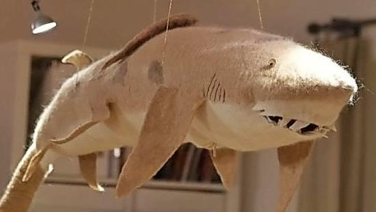 Dass Filzen Kreativität und Ausdauer verlangt sowie echte körperliche Arbeit ist, lässt der ausgestellte Haifisch erahnen.  Foto: Gerold Snater