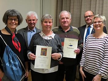 Zeit für ein Dankeschön gab es beim Neujahrsempfang des Pfarrgemeinderates: (von links) Brigitte Kaiser, Burkard Erhard, Anna Franz, Berthold Albert, Pfarrer Gerd Greier, Barbara Wieber.  Foto: Doris Bauer