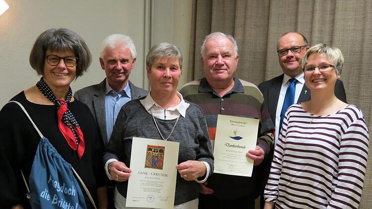 Zeit für ein Dankeschön gab es beim Neujahrsempfang des Pfarrgemeinderates: (von links) Brigitte Kaiser, Burkard Erhard, Anna Franz, Berthold Albert, Pfarrer Gerd Greier, Barbara Wieber.  Foto: Doris Bauer