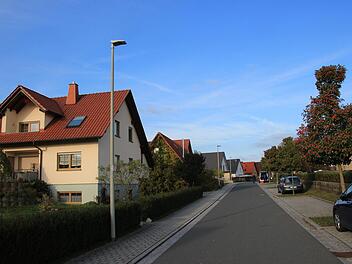 In der Viktor-von-Scheffel-Straße kann man die zu Testzwecken montierten Leuchten sehen. Fotos: Tobias Kindermann