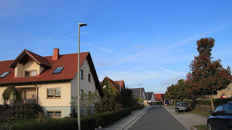 In der Viktor-von-Scheffel-Straße kann man die zu Testzwecken montierten Leuchten sehen. Fotos: Tobias Kindermann