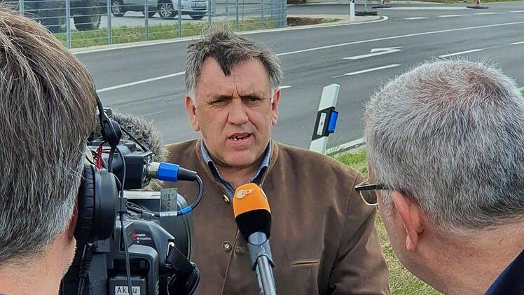 Das Medieninteresse an der Langensendelbacher Linksabbiegespur ist enorm: Bürgermeister Oswald Siebenhaar ist außer im BR und SAT 1 Bayern bald auch im ZDF zu sehen und zu hören. Foto: Ronald Heck