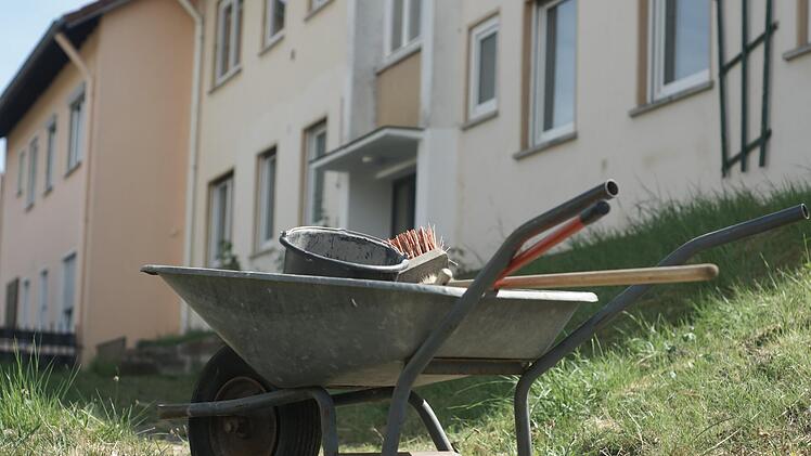 Noch stehen die künftigen Übergangswohnheime in der Rothenrainer und der Dörrenbergstraße in Wildflecken leer. Das könnte sich Anfang nächster Woche schnell ändern. Foto: Steffen Standke