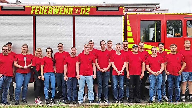 Die erfolgreichen Feuerwehrfrauen- und m&auml;nner aus Walsdorf und Erlau