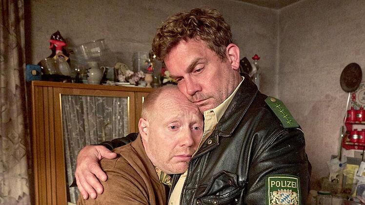 Rudi Birkenberger (Simon Schwarz, links) ist die kauzige rechte Hand und guter Freund von Franz Eberhofer (Sebastian Bezzel). Auch im wahren Leben sind die Schauspieler gut befreundet.