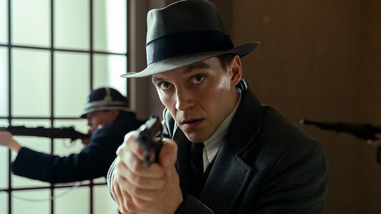 Morava (Jonas Nay, rechts) begibt sich auf eine d&uuml;stere Jagd nach einem Serienm&ouml;rder.