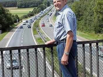 Herbert Warter auf der Bücke über die Autobahn bei Buch mit Blick in Richtung Gremsdorf Fotos: M. Welker