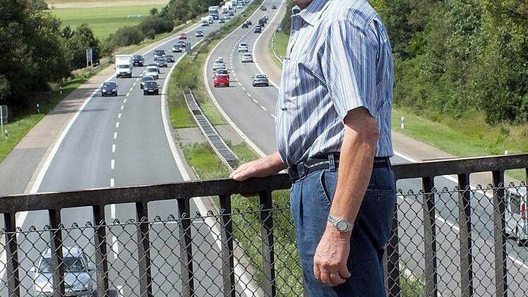 Herbert Warter auf der Bücke über die Autobahn bei Buch mit Blick in Richtung Gremsdorf Fotos: M. Welker