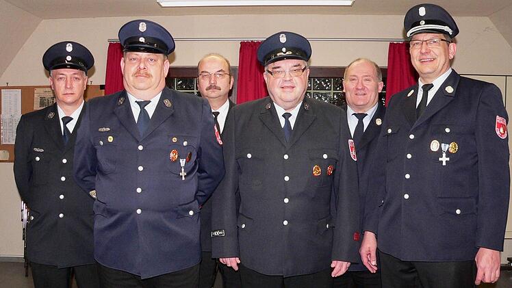Verdiente Mitglieder der Feuerwehr Volkach wurden für ihre langjährige Mitgliedschaft geehrt: Vorsitzender Egon Gabauer, Uwe Bader, KBR Roland Eckert, Ernst Zottmann, KBM Erwin Strobel und Kommandant Fred Mahler. Foto: Molitor