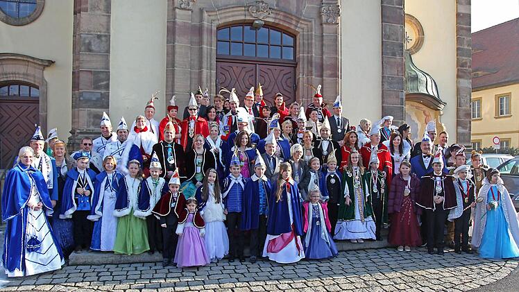 Pfarrer Wolfgang Eßel gab den Prinzenpaaren seinen Segen - und wurde zum Ehrenmitglied der Faschingsgesellschaft ernannt. Foto: Sonja Adam