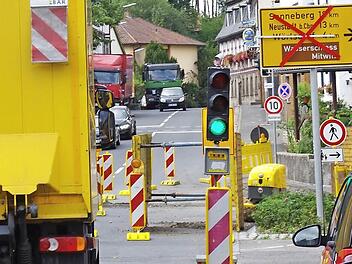 An der Abzweigung in Richtung Sonneberg kann der Verkehr derzeit nur geradeaus vorbeifließen. Baustellenampeln sind in der Engstelle aufgestellt. Fotos: Marco Meißner