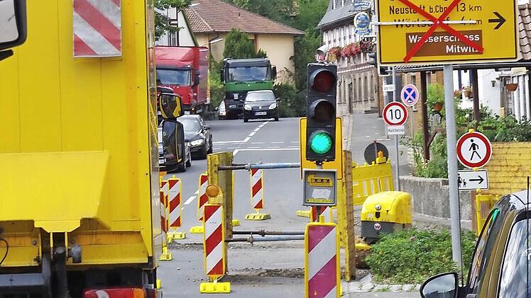 An der Abzweigung in Richtung Sonneberg kann der Verkehr derzeit nur geradeaus vorbeifließen. Baustellenampeln sind in der Engstelle aufgestellt. Fotos: Marco Meißner