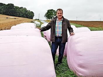 Landwirt Edgar Thomas wirbt mit seinen rosa Silo-Ballen für Krebsvorsorge.  Foto: Sigismund von Dobschütz