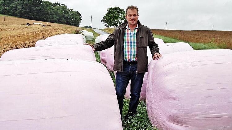Landwirt Edgar Thomas wirbt mit seinen rosa Silo-Ballen für Krebsvorsorge.  Foto: Sigismund von Dobschütz