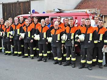 Von Bronze bis Gold-Rot reichten die Leistungsabzeichen, die die Feuerwehrleute aus Kraisdorf und Lohr nach bestandener Prüfung erhielten. Unser Bild zeigt sie mit den Vertretern der Feuerwehrdienstaufsicht, den Schiedsrichtern, den Kommandanten und Bürgermeister Ralf Nowak (Zweiter von rechts). Foto: Simon Albrecht