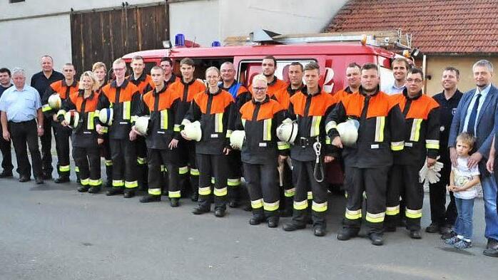 Von Bronze bis Gold-Rot reichten die Leistungsabzeichen, die die Feuerwehrleute aus Kraisdorf und Lohr nach bestandener Prüfung erhielten. Unser Bild zeigt sie mit den Vertretern der Feuerwehrdienstaufsicht, den Schiedsrichtern, den Kommandanten und Bürgermeister Ralf Nowak (Zweiter von rechts). Foto: Simon Albrecht