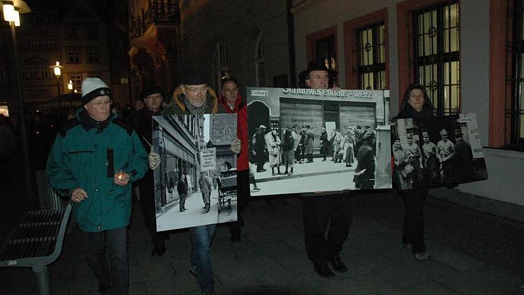 Der Marsch zum Gedenken an die Pogromnacht am Mittwoch verlief durch Coburgs Innenstadt. Foto: Edwin Meißinger