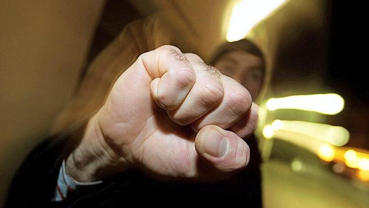 Offenbar häufiger hat ein 27-jähriger Kulmbacher die Fäuste sprechen lassen. Symbolfoto: Karl-Josef Hildenbrand/dpa