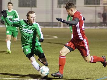 Der ungewohnte Kunstrasen und die mangelnde Chancenverwertung machten Manuel Rödel und dem SV Friesen im  Testspiel beim FC Coburg zu schaffen; rechts der Coburger Davide Dilauro. Hagen Lehmann, Archiv