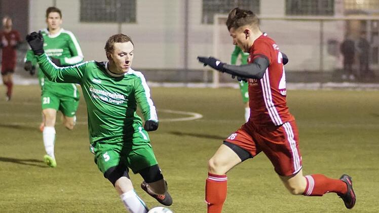 Der ungewohnte Kunstrasen und die mangelnde Chancenverwertung machten Manuel Rödel und dem SV Friesen im  Testspiel beim FC Coburg zu schaffen; rechts der Coburger Davide Dilauro. Hagen Lehmann, Archiv
