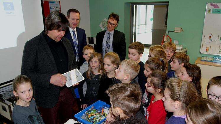 Die Buben und Mädchen konnten die Anwendung gar nicht erwarten, als ihnen IT-Spezialist Markus Nerlicher zusammen mit Bürgermeister Michael Ziegler und Jens Witthüser das neue Lernkonzept vorstellten.Günther Geiling