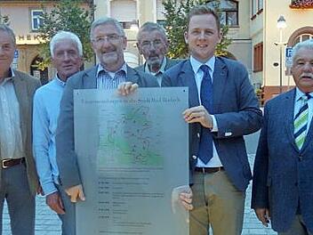 Die Tafel mit den Namen aller Stadtteile wird bald im Sitzungssaal des Jagdschlosses ihren Platz finden. Von links: Ernst Wilhelm Geiling, Heinrich Adam Püls, Michael Busch, Egon Dötsch, Tobias Ehrlicher und Horst Mitzel. Fotos: Lothar Weidner