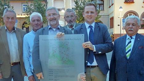 Die Tafel mit den Namen aller Stadtteile wird bald im Sitzungssaal des Jagdschlosses ihren Platz finden. Von links: Ernst Wilhelm Geiling, Heinrich Adam Püls, Michael Busch, Egon Dötsch, Tobias Ehrlicher und Horst Mitzel. Fotos: Lothar Weidner