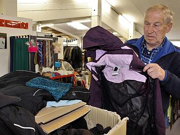 Auch wenn es ganz "dick” kommt wie nach dem "Weibsenkram” - Dieter Frömter macht die Arbeit im Kreislauf-Kaufhaus Spaß.   Foto: Evi Seeger