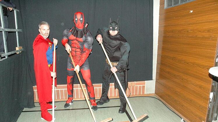 Dieses Heldentrio bildete das optimale Kehraus-Team beim Weidacher Kinderfasching. Foto: Edwin Meißinger