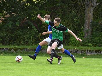 Felix Hergenröther (vorne, in einem früheren Spiele gegen Nüdlingen) und seine SpVgg Haard bezwangen Verfolger Maßbach auf dessen eigenem Platz und liegen nun vier Punkte vor dem Zweiten FC Poppenlauer, der ebenfalls gewann. Foto: Hopf