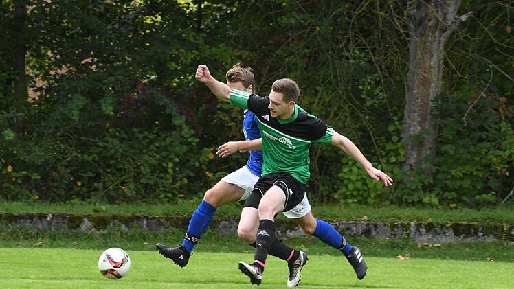 Felix Hergenröther (vorne, in einem früheren Spiele gegen Nüdlingen) und seine SpVgg Haard bezwangen Verfolger Maßbach auf dessen eigenem Platz und liegen nun vier Punkte vor dem Zweiten FC Poppenlauer, der ebenfalls gewann. Foto: Hopf