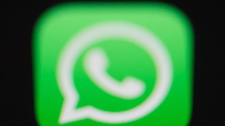 WhatsApp-Nutzer aufgepasst: Es sind Phishing-Mails im Umlauf, die es auf persönliche Daten abgesehen haben. So erkennen Sie die betrügerische Post. Symbolfoto: Silas Stein/dpa