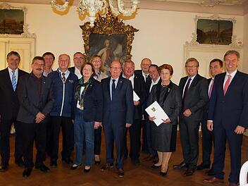 Für Ihr Engagement wurden diese Ehrenamtlichen aus Steinwiesen, Mitwitz, Schneckenlohe, Marktrodach, Wallenfels und Stockheim mit der Landkreis-Ehrennadel in Gold ausgezeichnet. Foto: Heike Schülein
