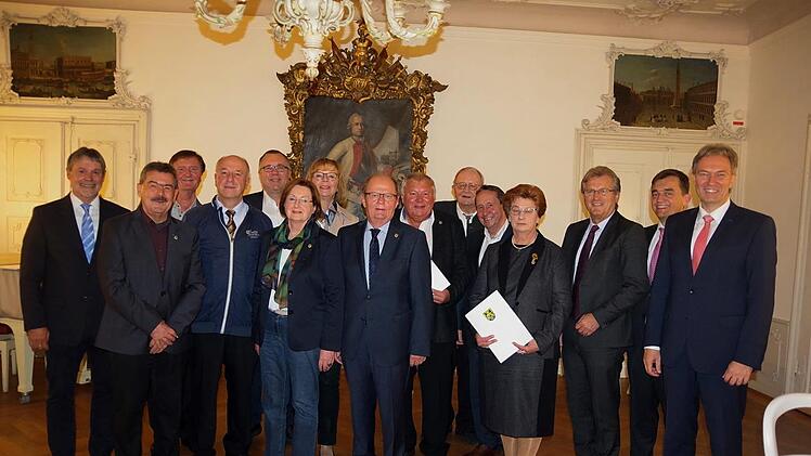 Für Ihr Engagement wurden diese Ehrenamtlichen aus Steinwiesen, Mitwitz, Schneckenlohe, Marktrodach, Wallenfels und Stockheim mit der Landkreis-Ehrennadel in Gold ausgezeichnet. Foto: Heike Schülein