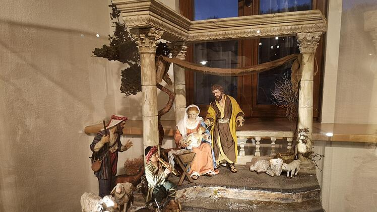 Orientalisch bekleidete Figuren (Max Keller, Oberammergau) in einer von  Jochen und Swantje Happel selbst entworfenen Tempelkulisse mit Olivenbaum.Marion Eckert