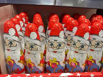 Bereit für das Weihnachtsgeschäft: In den Geschäften haben sich die erstem Weihnachtsmänner eingefunden, auch im Online-Handel bei Baur ziehen die Umsätze an. Foto: Ronald Rinklef