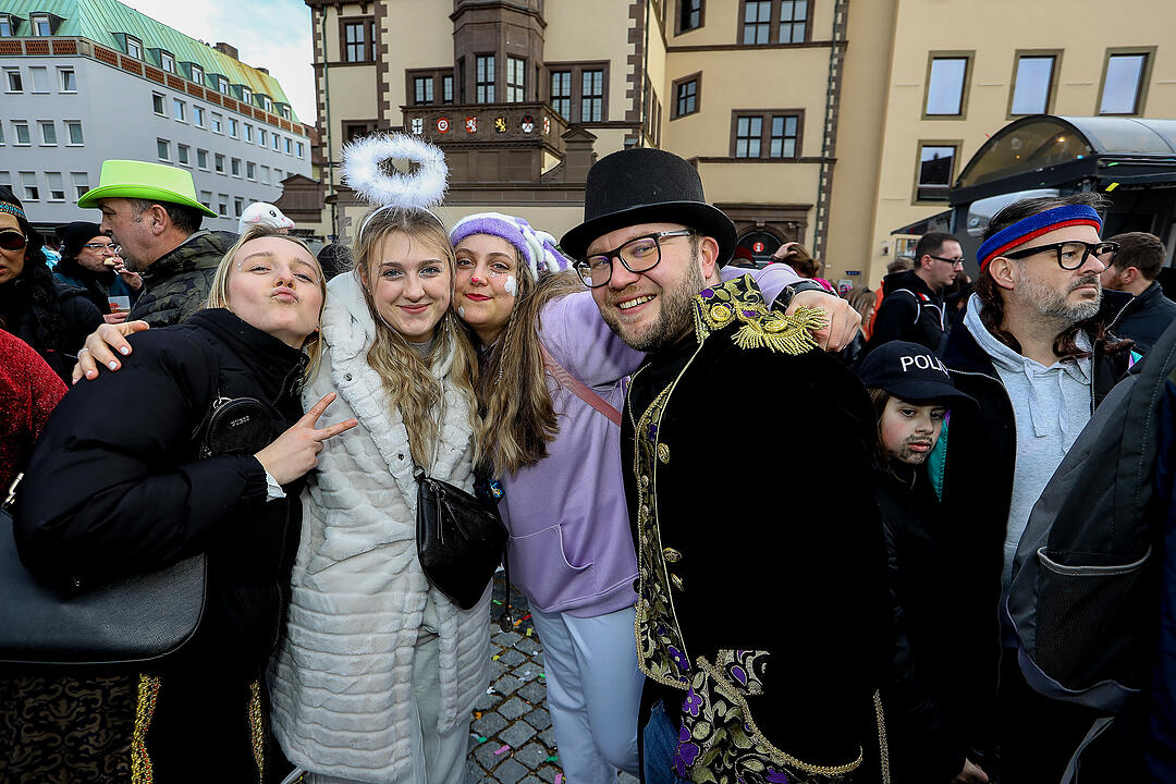 Große Party nach dem Faschingsumzug am Marktplatz.