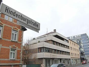 Von einer Umbenennung der Hindenburgstraße wären auch einige Firmen betroffen. Foto: Oliver Schmidt/CT-Archiv