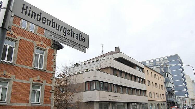 Von einer Umbenennung der Hindenburgstraße wären auch einige Firmen betroffen. Foto: Oliver Schmidt/CT-Archiv