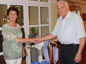 Stellvertretender Vorsitzender Theo Vorndran vom Helferverein Juliusspital übergibt den neuen Aktiv-Lift an Heimleiterin Dagmar Schierling.Foto: Arnold Nöth