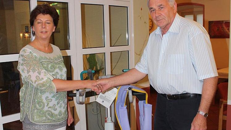 Stellvertretender Vorsitzender Theo Vorndran vom Helferverein Juliusspital übergibt den neuen Aktiv-Lift an Heimleiterin Dagmar Schierling.Foto: Arnold Nöth