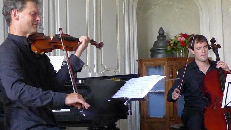 Der Geiger Michael Scheitzbach und Violoncellist Tilman Trüdinger.Foto: Sabine Meißner
