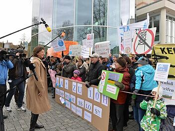 Sehr zur Freude von Bayerns Wirtschaftsministerin Ilse Aigner (CSU) hatten sich rund 200 Demonstranten zum CSU-Parteitag an der Kongresshalle eingefunden, um den energiepolitischen Kurs der Staatsregierung zu unterstützen. Geht es nach dem Willen der Demonstranten, soll das Bündnis gegen Windräder und Strom-Autobahnen fortgesetzt und ausgebaut werden. Foto: Ronald Rinklef