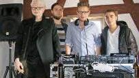Künstler Alex Mader mit seinen Freunden Tobias Knorr, Tobi Neubauer und Steffen Plachetka (von links), die ihn bei der musikalischen Umrahmung seiner Vernissage am Mischpult unterstützten.