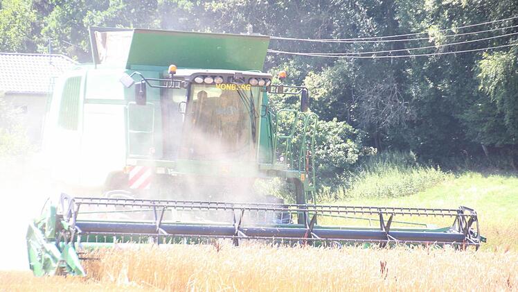 Der Mähdrescher bei Dörfles  Foto: Friedwald Schedel